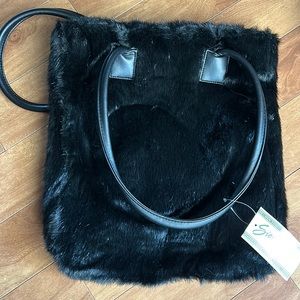 NWT⭐️🌹Black Faux Fur Handbag🌹